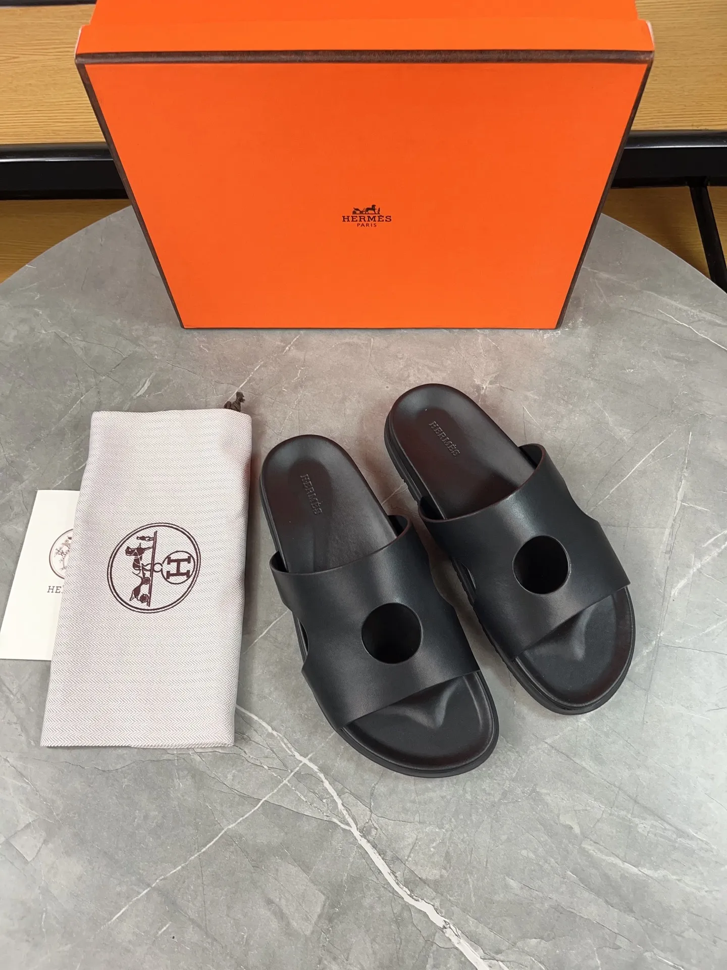 p400🐮🐮H family classic (couple style) Hermes Hermes spring and summer sandals series! Classic style, always popular slippers - sandals, great with any combination! ! ! Upper: imported PU inner lining: imported mixed sheepskin Outsole: Tpu non-slip and wear-resistant outsole Female size: 35-40 (customized at 41) Male size: 39-45 (customized at 39.45)